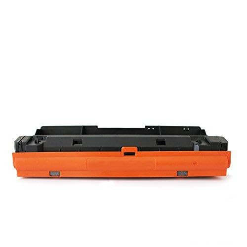 Eine schwarze und orangefarbene Lasertoner-Patrone auf weißem Hintergrund.