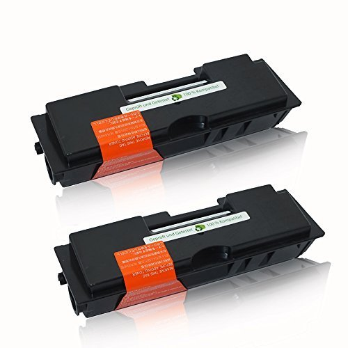 Zwei schwarze Tonerkassetten mit orangen Siegeln und grünen Etiketten auf weißem Hintergrund.