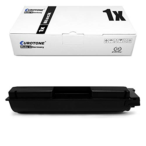 Eine schwarze Tonerpatrone unter ihrer weiß-schwarzen Verpackung mit Eurotone-Aufschrift auf weißem Grund.