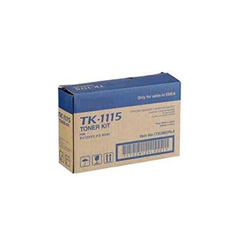 Ein brauner Pappkarton mit blauem Etikett mit der Aufschrift TK-1115 Toner Kit vor weißem Hintergrund.