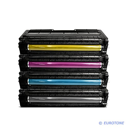 Ein Stapel aus vier Drucker-Tonerkartuschen mit gelben, magenta, cyan und schwarzen Walzen vor weißem Hintergrund.