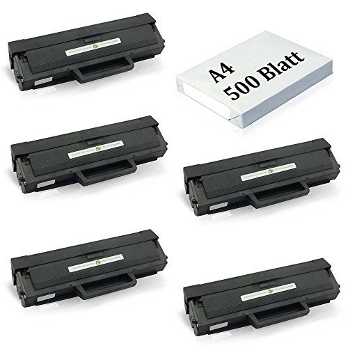 Fünf schwarze Tonerpatronen und eine weiße A4-Papierpackung mit 500 Blatt auf weißem Hintergrund.