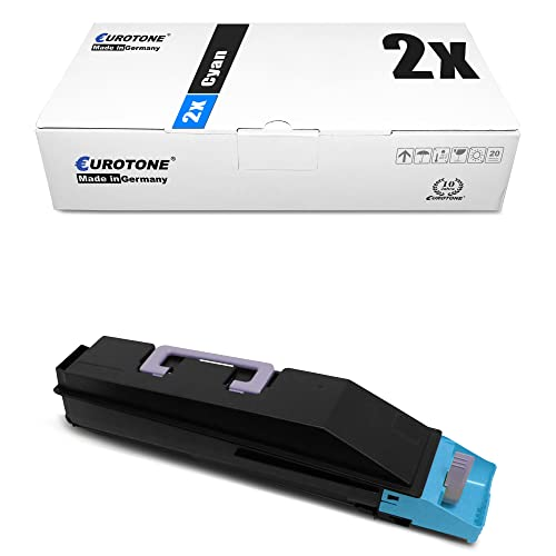 Eine weiße Eurotone Cyan Toner-Box und eine lange, schwarze Tonerkartusche mit hellblauen Akzenten liegen isoliert.