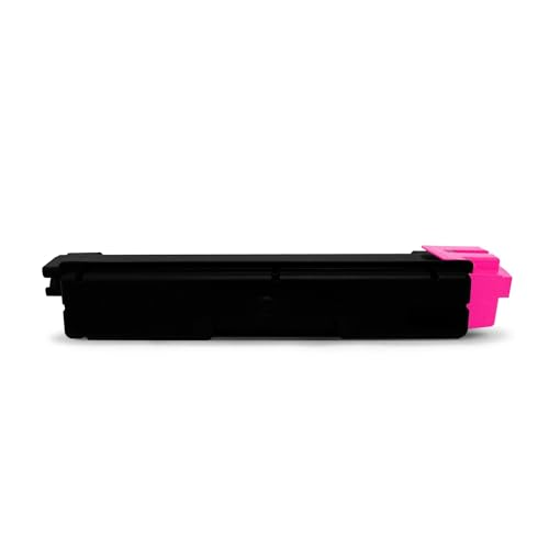 Eine lange, schwarze Druckerpatrone mit einer pinken Kappe an der rechten Seite auf weißem Hintergrund.