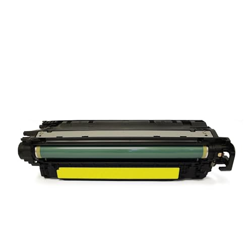 Eine schwarze Drucker-Tonerkassette mit grüner Walze und gelbem Aufkleber vor weißem Hintergrund.