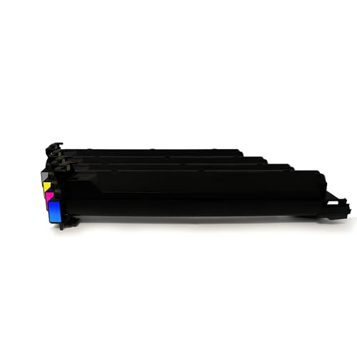 Vier schwarze Druckertoner mit gelben, magenta und blauen Farbakzenten liegen horizontal auf einer weissen Oberflaeche.