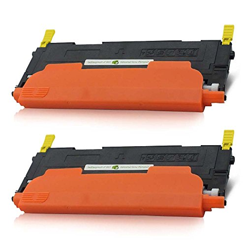 Zwei schwarze Tonerkartuschen mit orangefarbener Schutzabdeckung und gelben Clips auf weißem Grund.