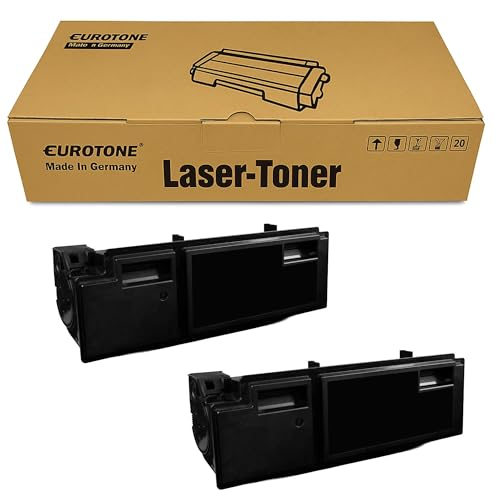 Eine braune Kartonverpackung mit der Aufschrift Laser-Toner und zwei schwarze Tonerkassetten davor.