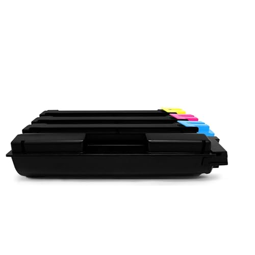 Vier schwarze Druckerpatronen mit gelben, magenta, cyan und schwarzen Farbindikatoren liegen auf einer weißen Oberfläche.