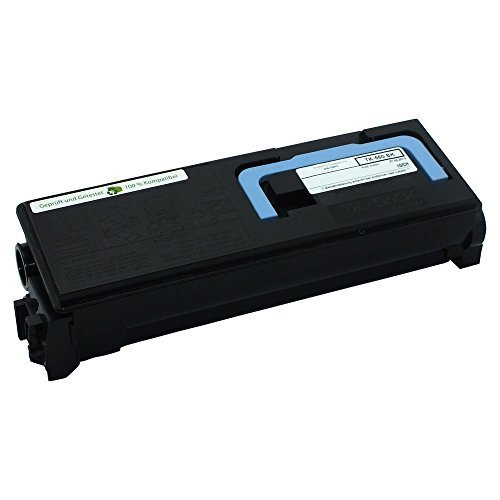 Eine schwarze Lasertoner-Kartusche mit blauem Griff und Etikett vor weißem Hintergrund.