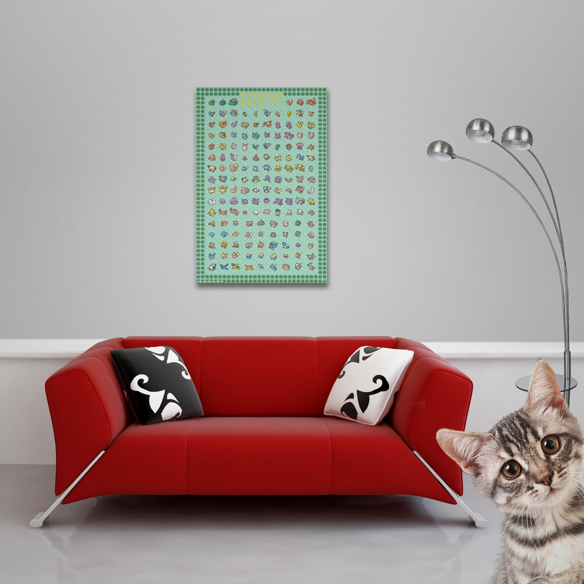 Ein rotes Sofa mit Kissen steht an einer grauen Wand unter einem Pokemon-Poster, während unten rechts eine Katze herausschaut.