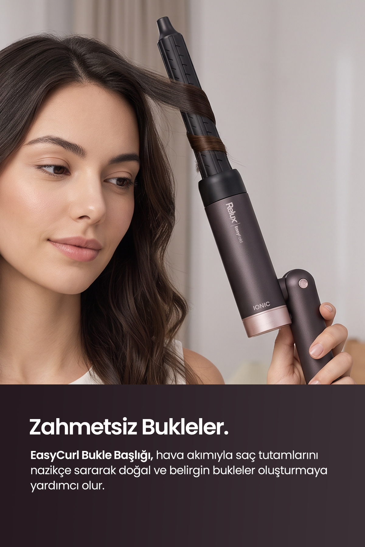 Bir kadın aydınlık bir odada Relux EasyFold Ionic saç maşasıyla koyu saçlarını şekillendiriyor.