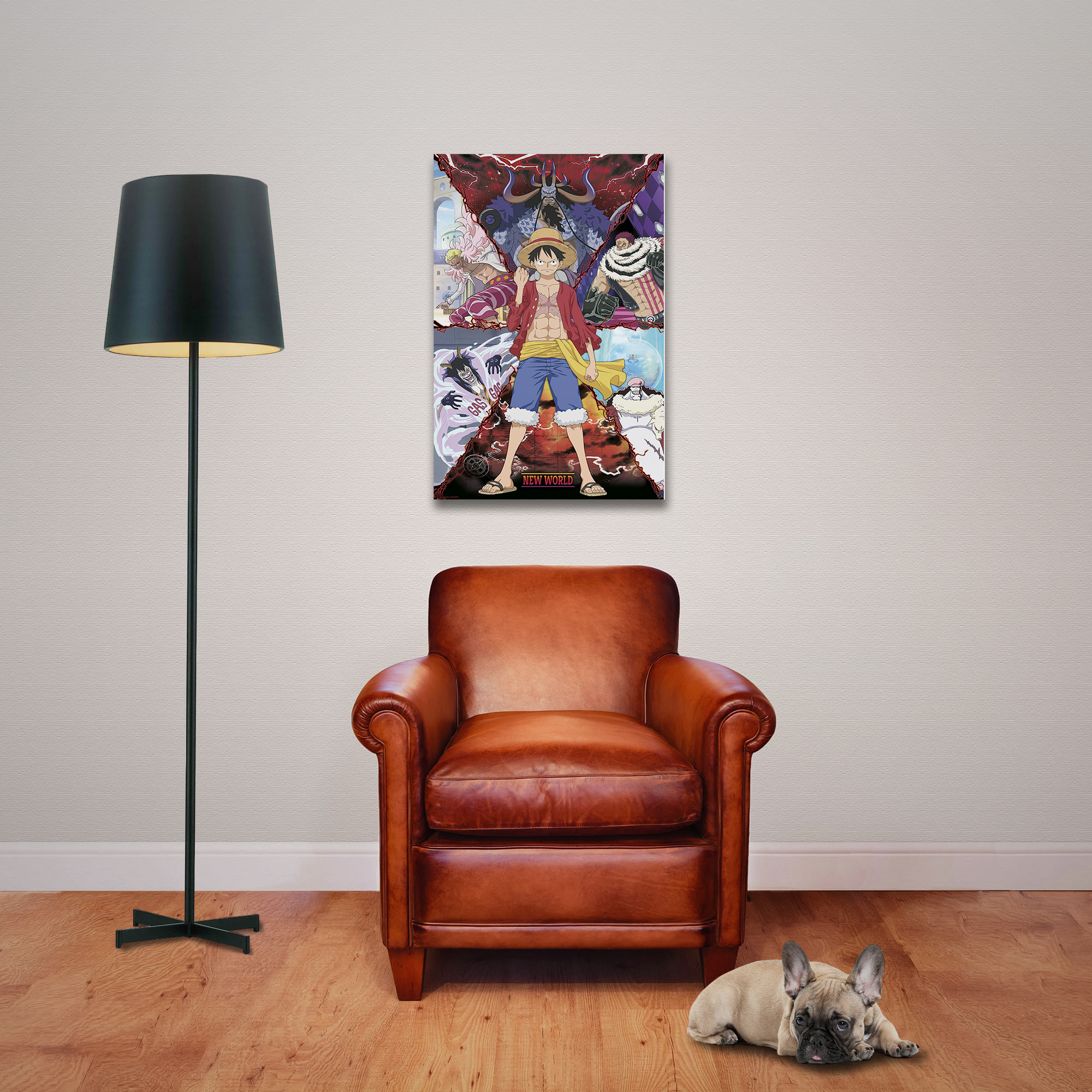 Ein brauner Ledersessel, eine schwarze Lampe, ein Anime-Poster an heller Wand und eine französische Bulldogge auf Holz.