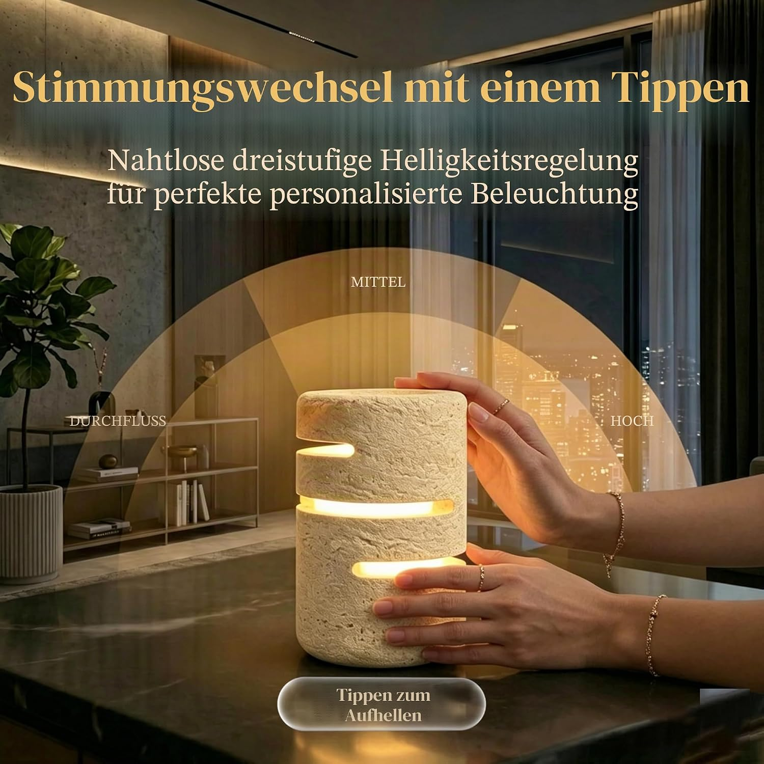 Hände berühren eine beige, zylindrische Stehlampe mit leuchtenden Schlitzen in einem modernen Raum.