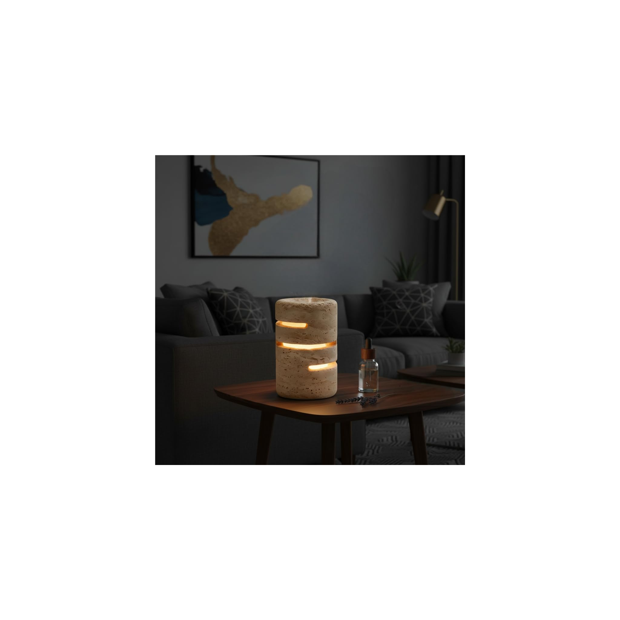 Eine beleuchtete Steinlampe mit horizontalen Ausschnitten steht auf einem Holztisch in einem gemütlichen Wohnzimmer.