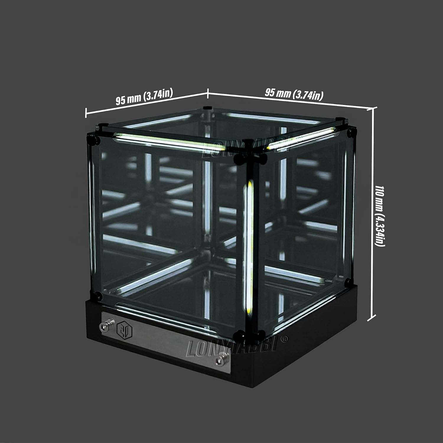 Ein gläserner, beleuchteter Würfel mit Maßen von 95x95x110 mm auf einer schwarzen Basis.