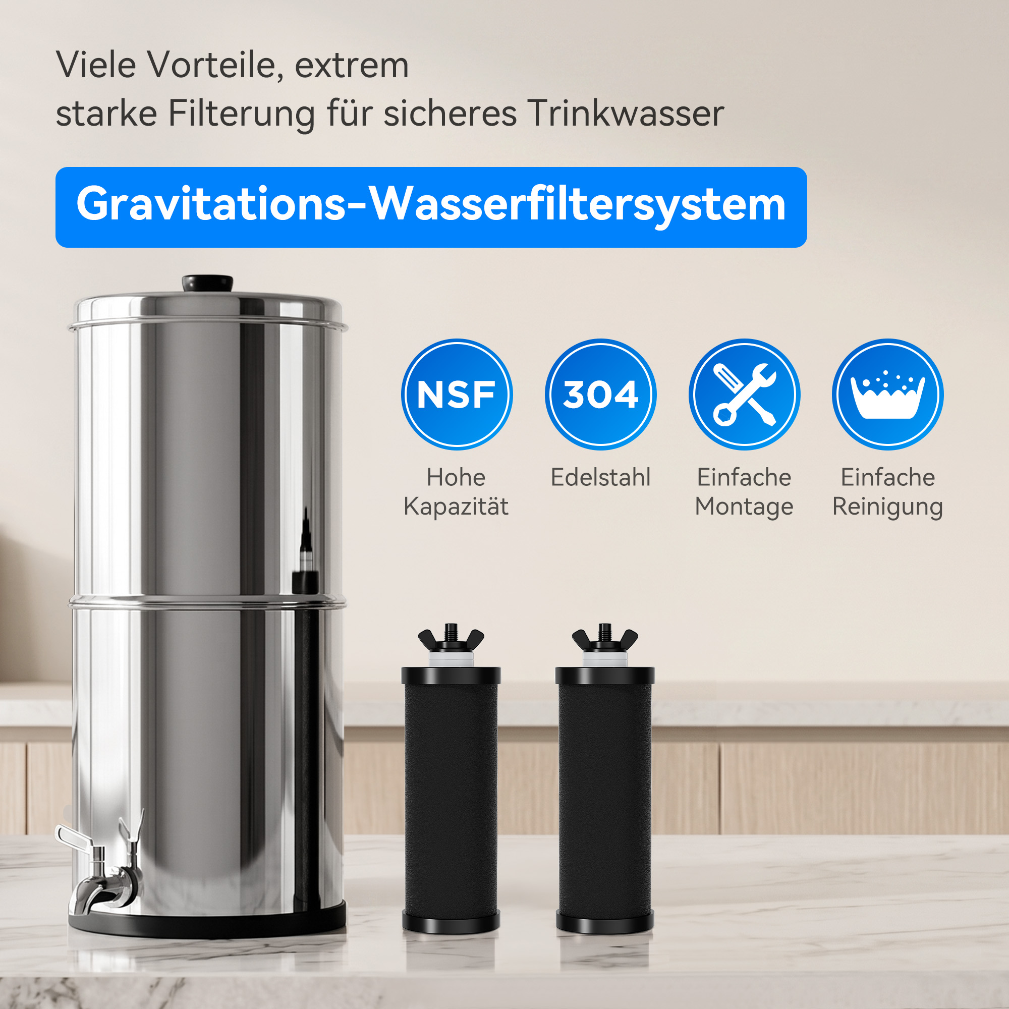 Ein Gravitations-Wasserfiltersystem aus Edelstahl mit zwei schwarzen Filterkartuschen auf einer Marmorarbeitsplatte.