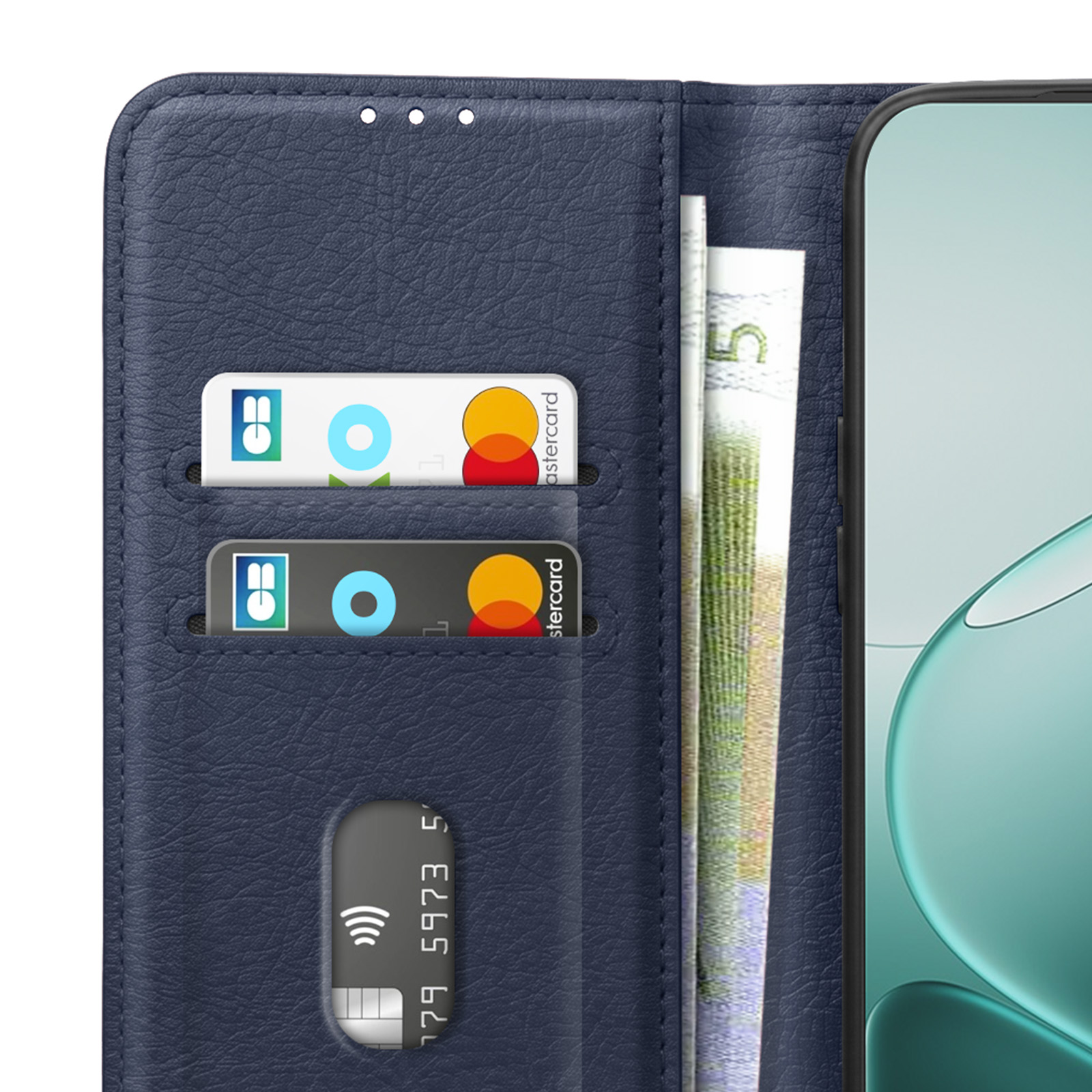 Ein dunkelblaue Leder-Handyhülle zeigt Kartenfächer mit zwei Karten und Geldscheinen sowie ein Smartphone.