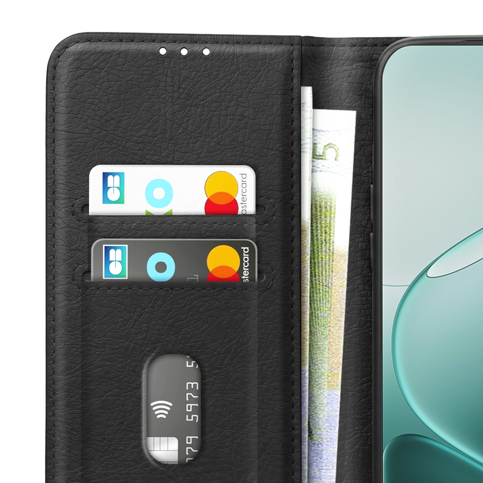 Eine schwarze Leder-Smartphone-Hülle mit Kartenfächern und Bargeld neben einem Telefon.
