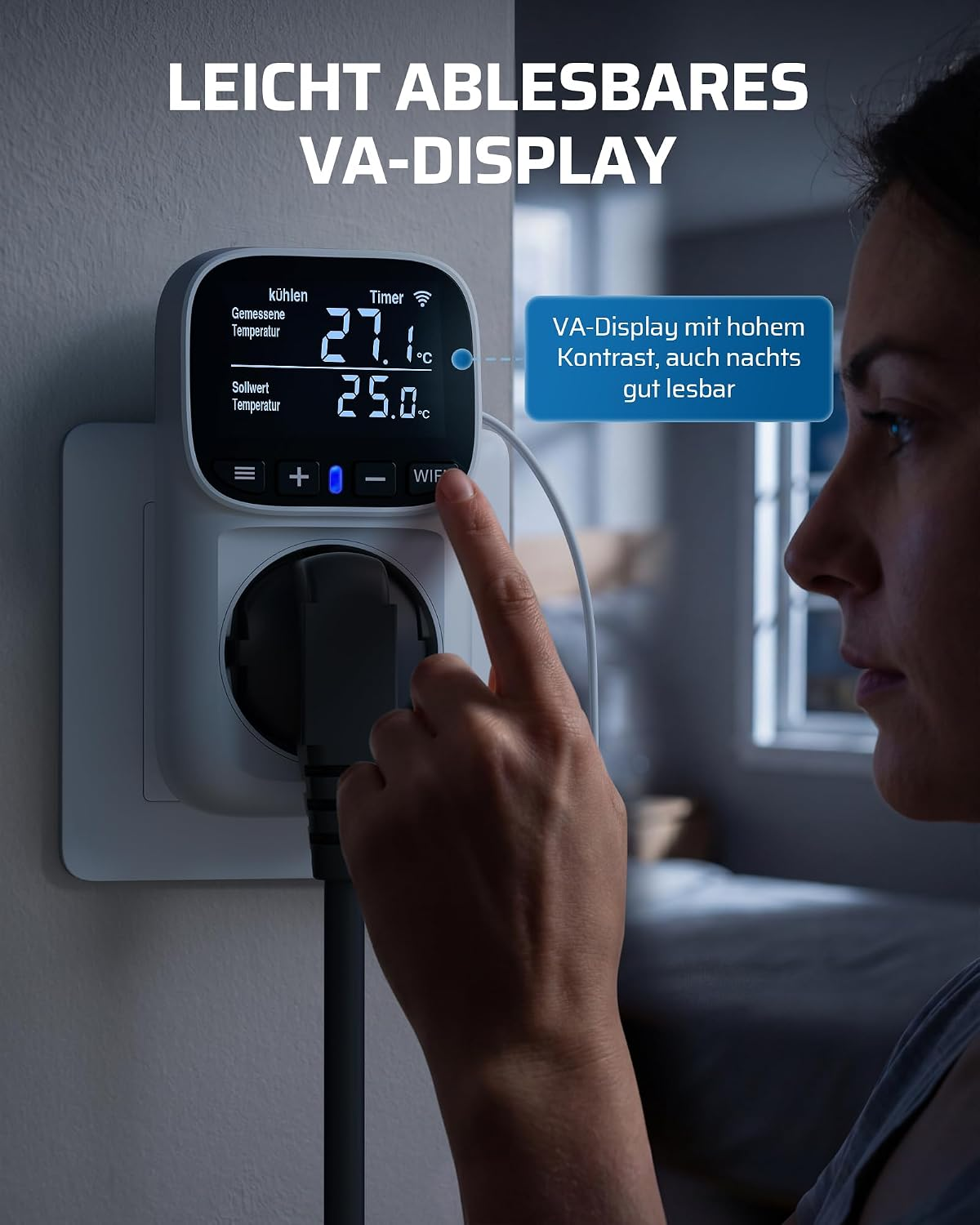 Eine Frau bedient ein digitales Thermostat an einer Wandsteckdose mit Display.