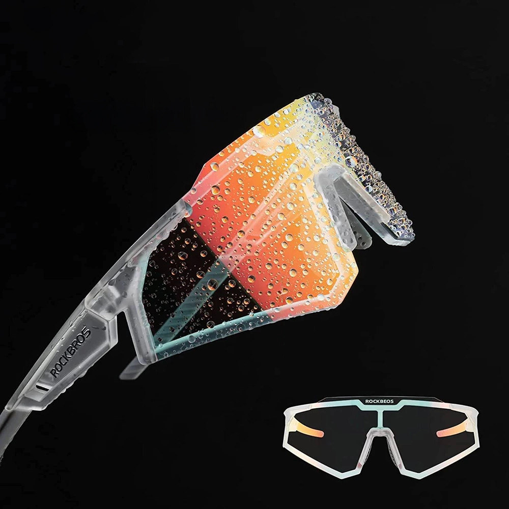 Gocce d'acqua coprono occhiali da sole sportivi con lenti colorate su sfondo scuro.