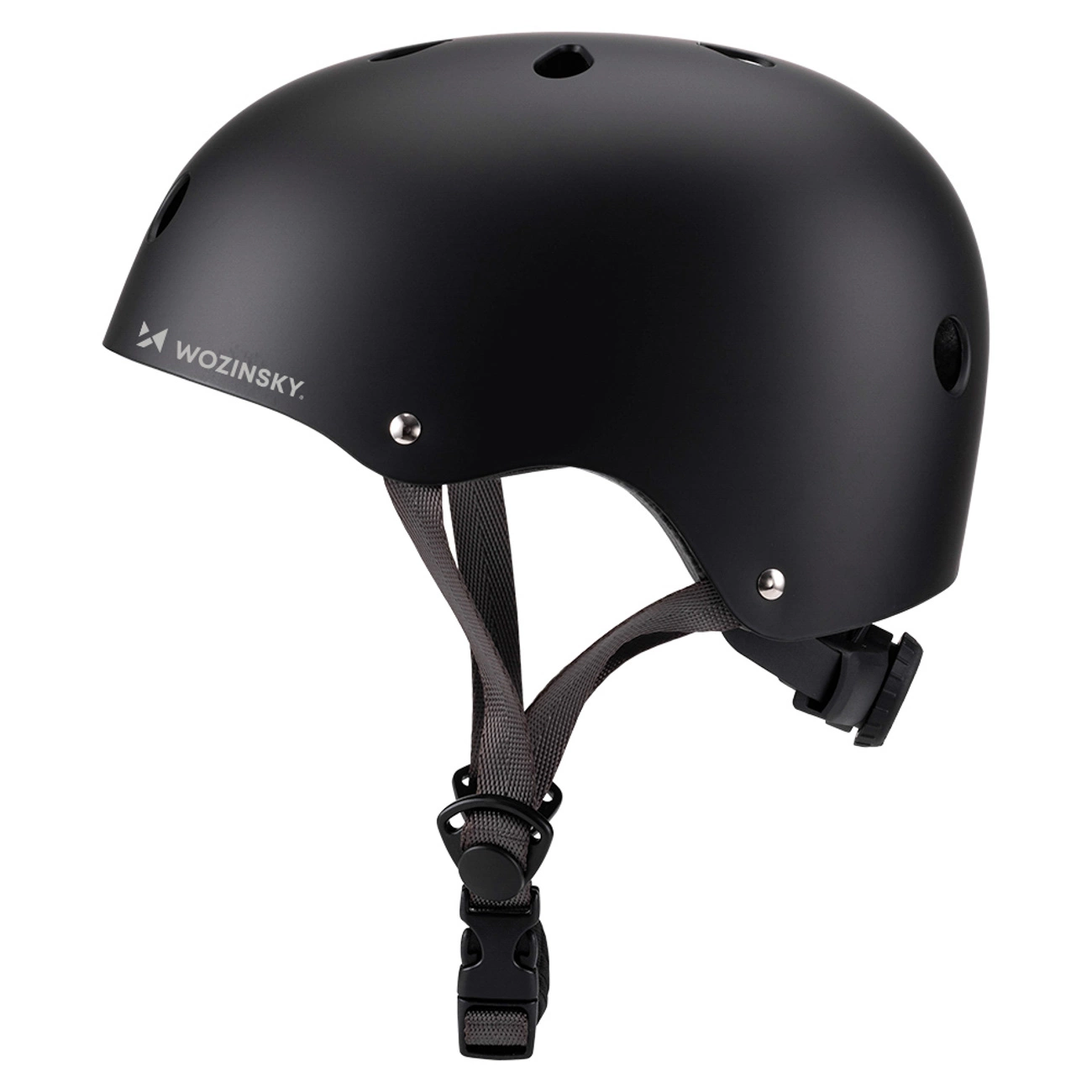Un casco da skate Wozinsky nero opaco con cinturini grigi e fibbia su sfondo bianco.