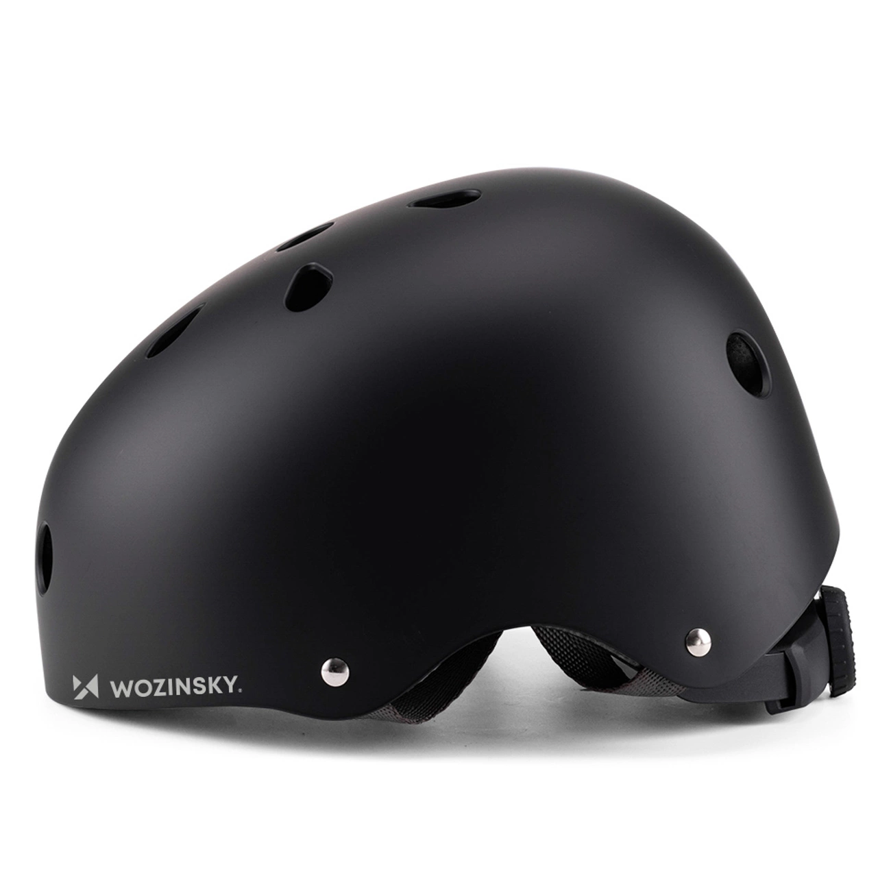 Un casco da skate Wozinsky nero opaco con fori di ventilazione su sfondo bianco.