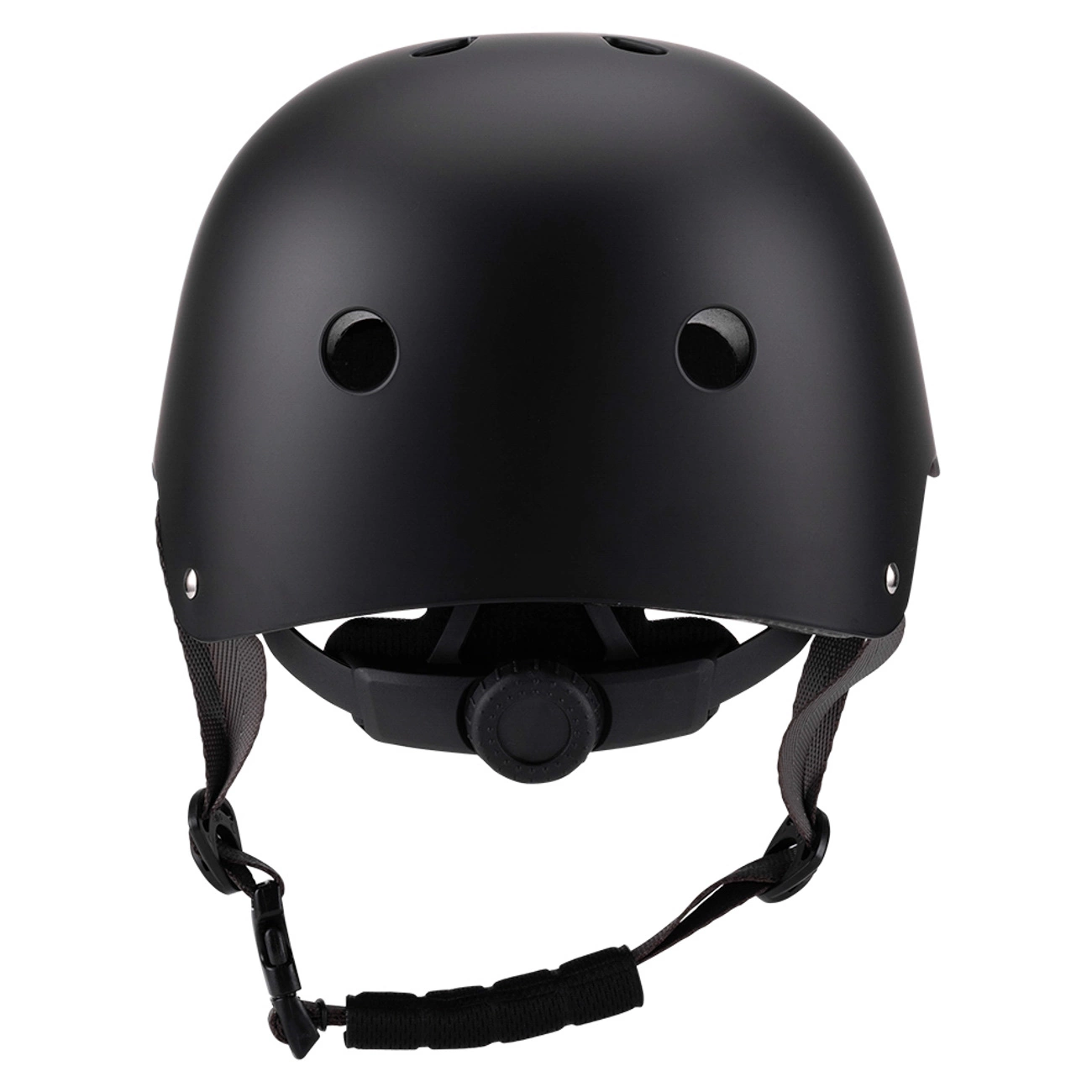 Un casco da skate nero opaco con fori di ventilazione e cinghie regolabili su sfondo bianco.
