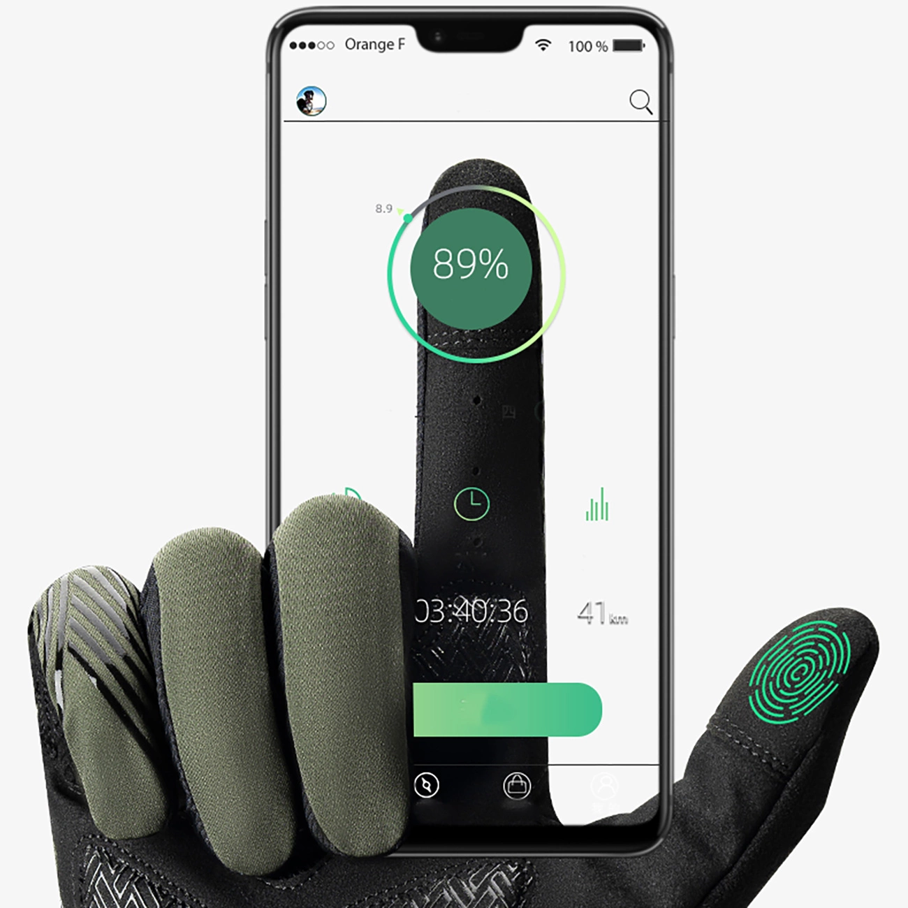 Una mano guantata tocca lo schermo di uno smartphone con dati di fitness e un'icona di impronta digitale.