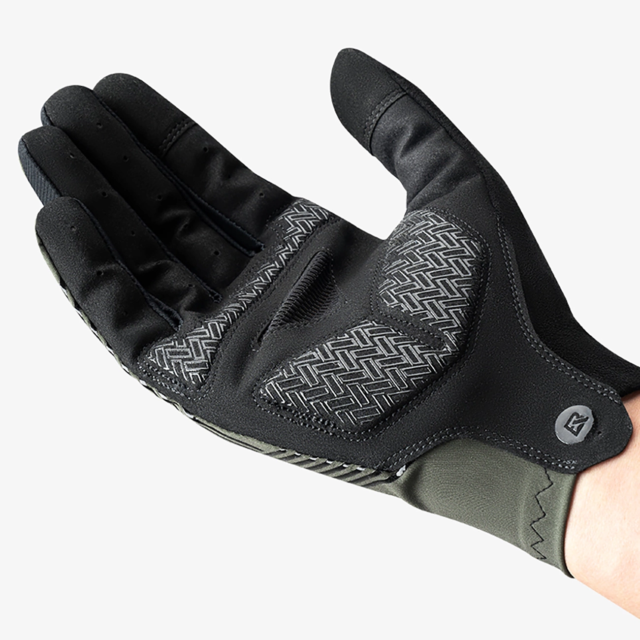 Primo piano del palmo di un guanto da ciclismo nero e grigio con imbottitura geometrica su sfondo chiaro.