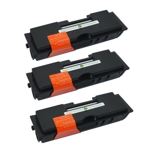 Drei schwarze Drucker-Tonerkartuschen mit orange-weißen Etiketten auf weißem Hintergrund.