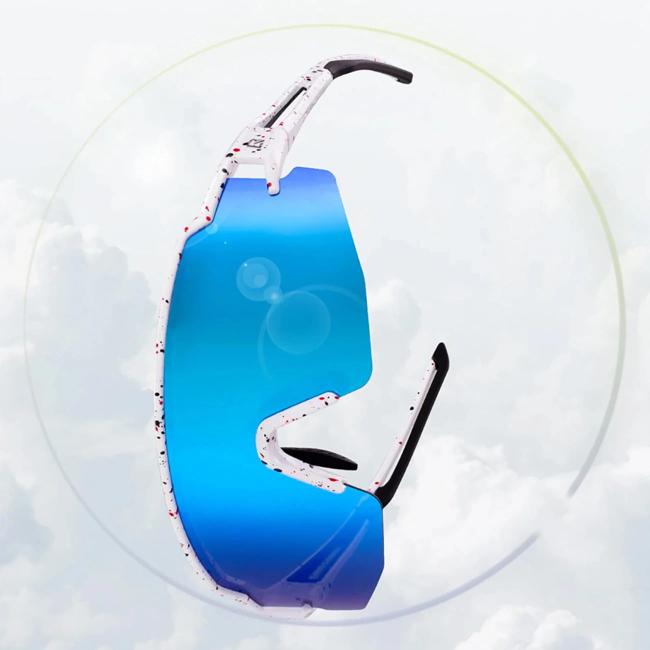 Moderni occhiali da sole sportivi con lente specchiata blu e montatura bianca con spruzzi rossi su cielo nuvoloso.