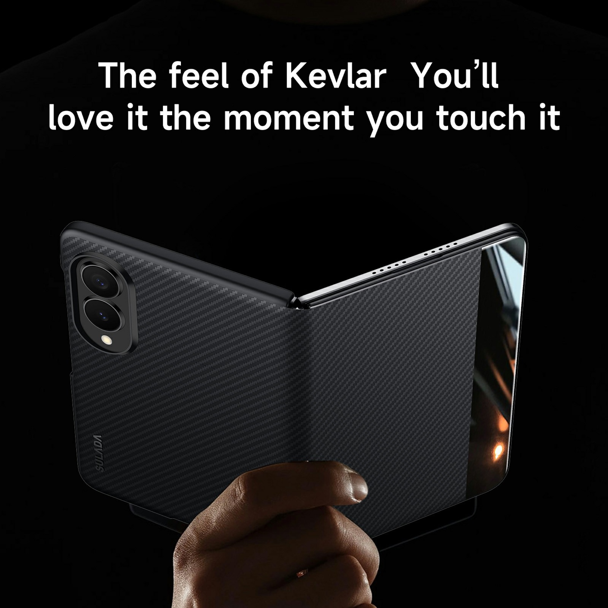 Hand gehaltenes faltbares Smartphone mit Kohlefaser-Schutzhülle und dem Text über Kevlar oben.