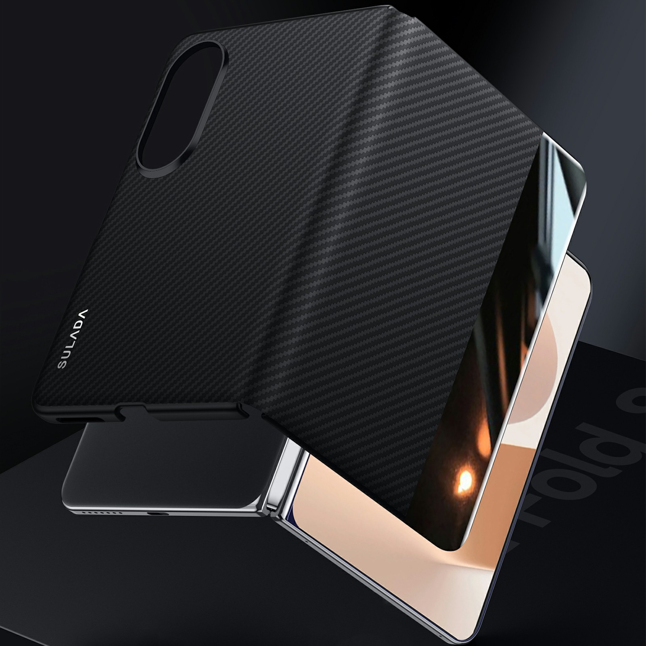 Schwarze Carbon-Schutzhülle für ein faltbares Smartphone auf dunklem Hintergrund.