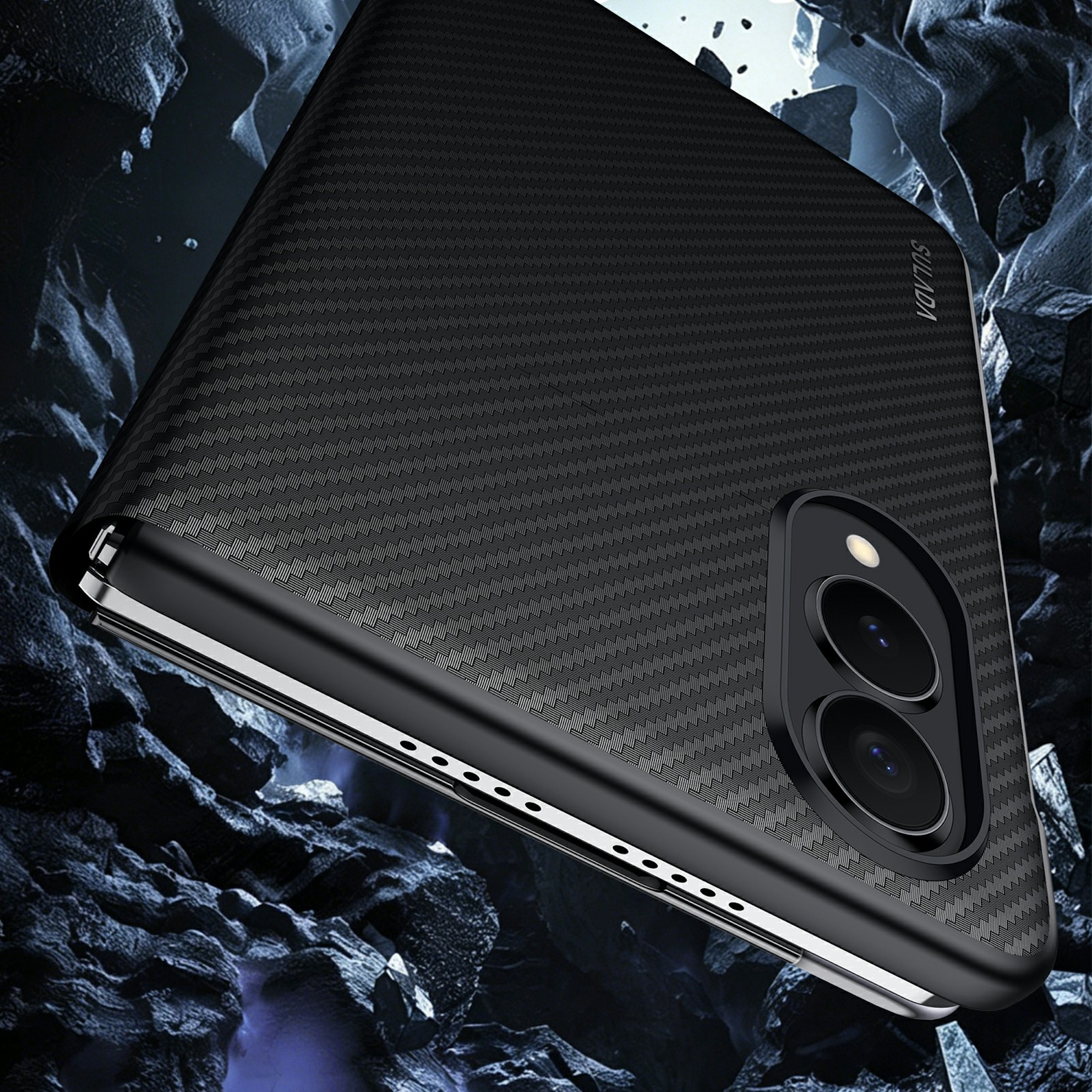 Eine schwarze Kohlefaser-Smartphone-Hülle mit zwei Kameras vor einem dunklen, felsigen Hintergrund.