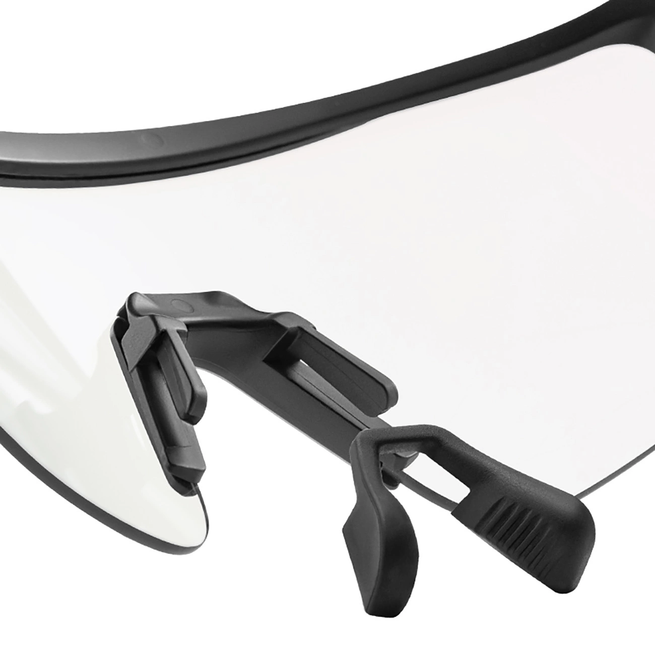 Occhiali di protezione con visiera trasparente e ponte nasale nero.