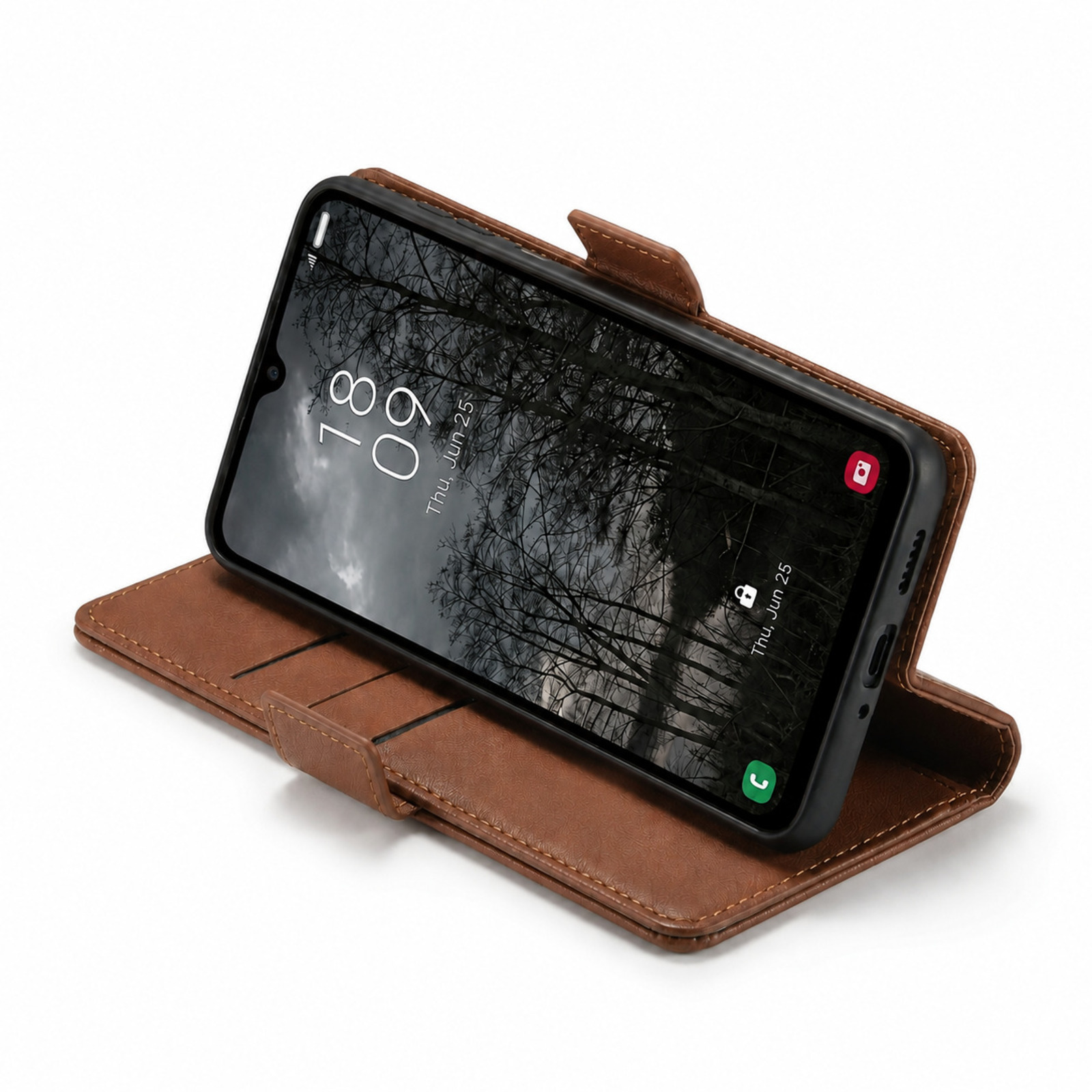 Ein Smartphone in einer braunen Lederklapphülle, aufrecht auf weißer Oberfläche.