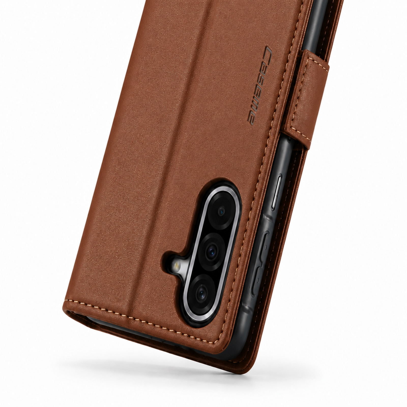Braune Lederklapphülle für Smartphone mit Dreifachkamera.