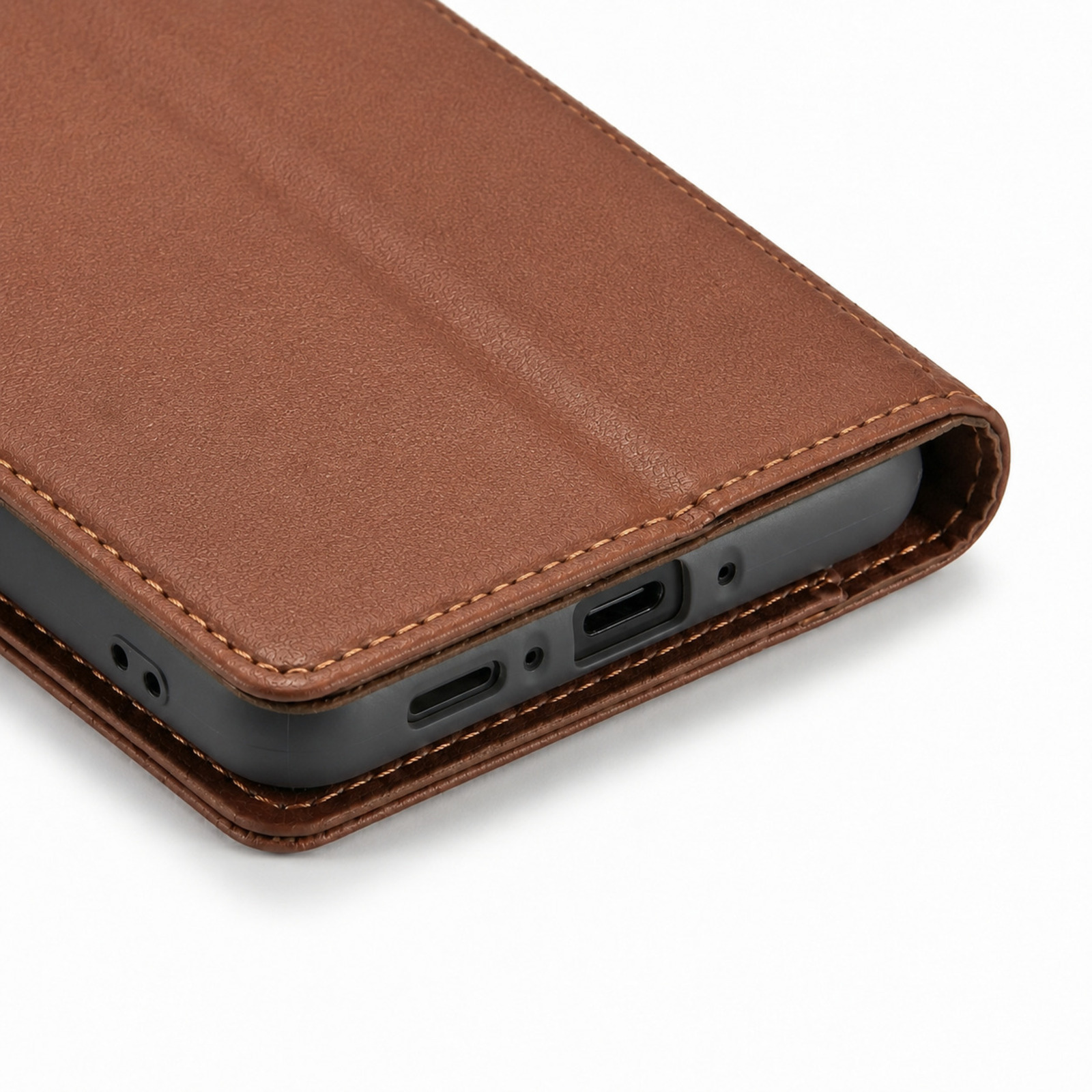 Braune Lederklapphülle für Smartphone mit sichtbaren Anschlüssen.