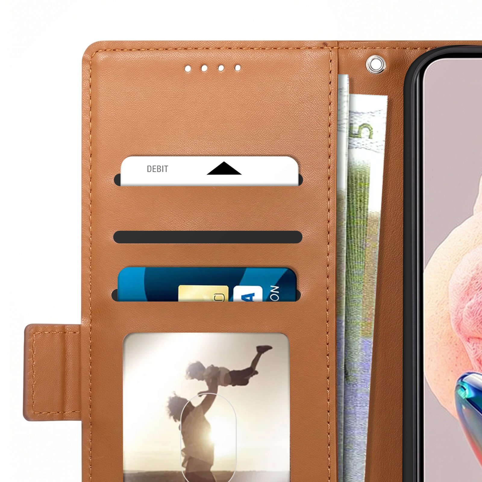 Ein braunes Leder-Handy-Etui mit Kartenfächern, Geldscheinen und einem Foto von jemandem, der ein Kind hochhebt.