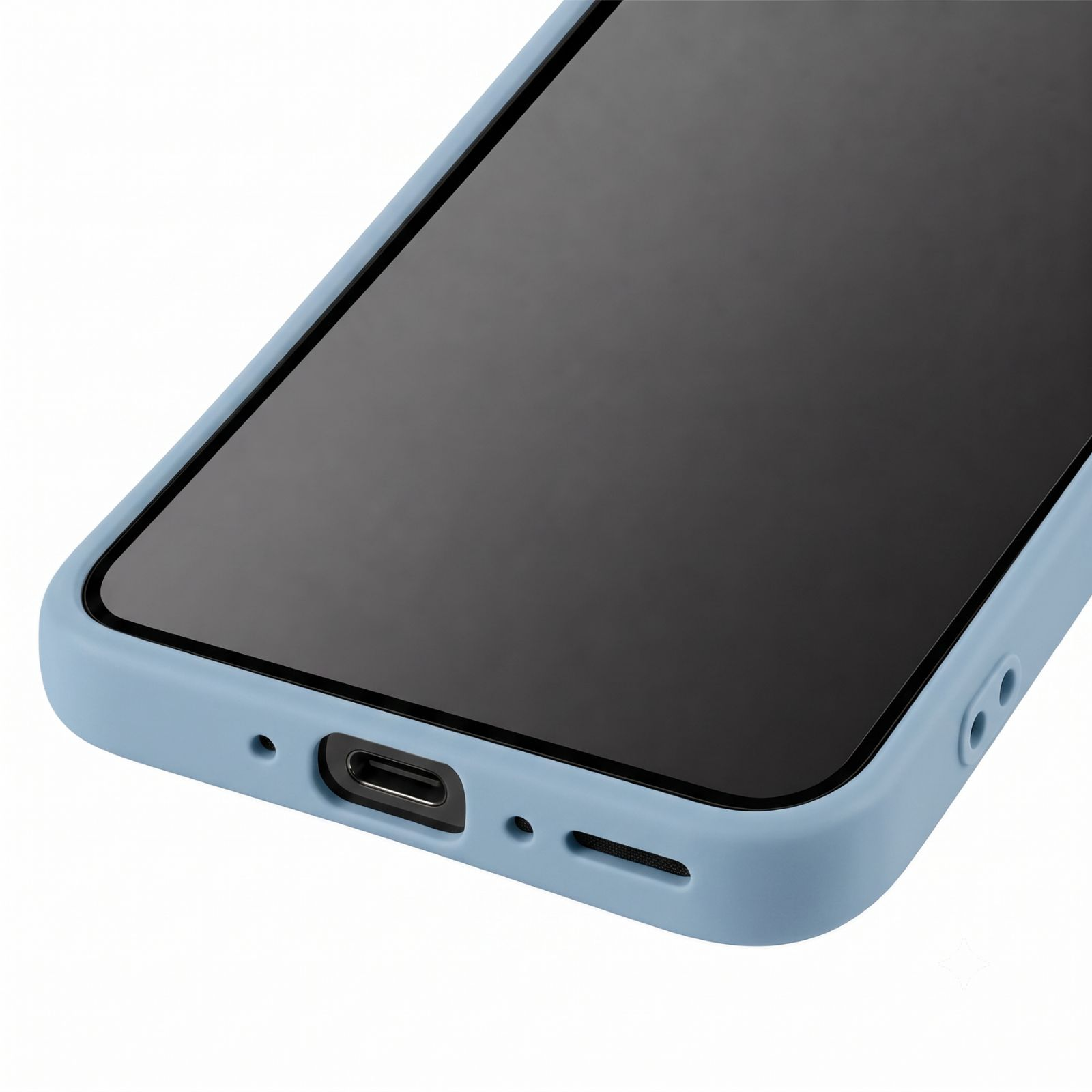 Nahaufnahme eines Smartphones in einer hellblauen Silikonhülle vor weißem Hintergrund, Ladeanschluss im Fokus.