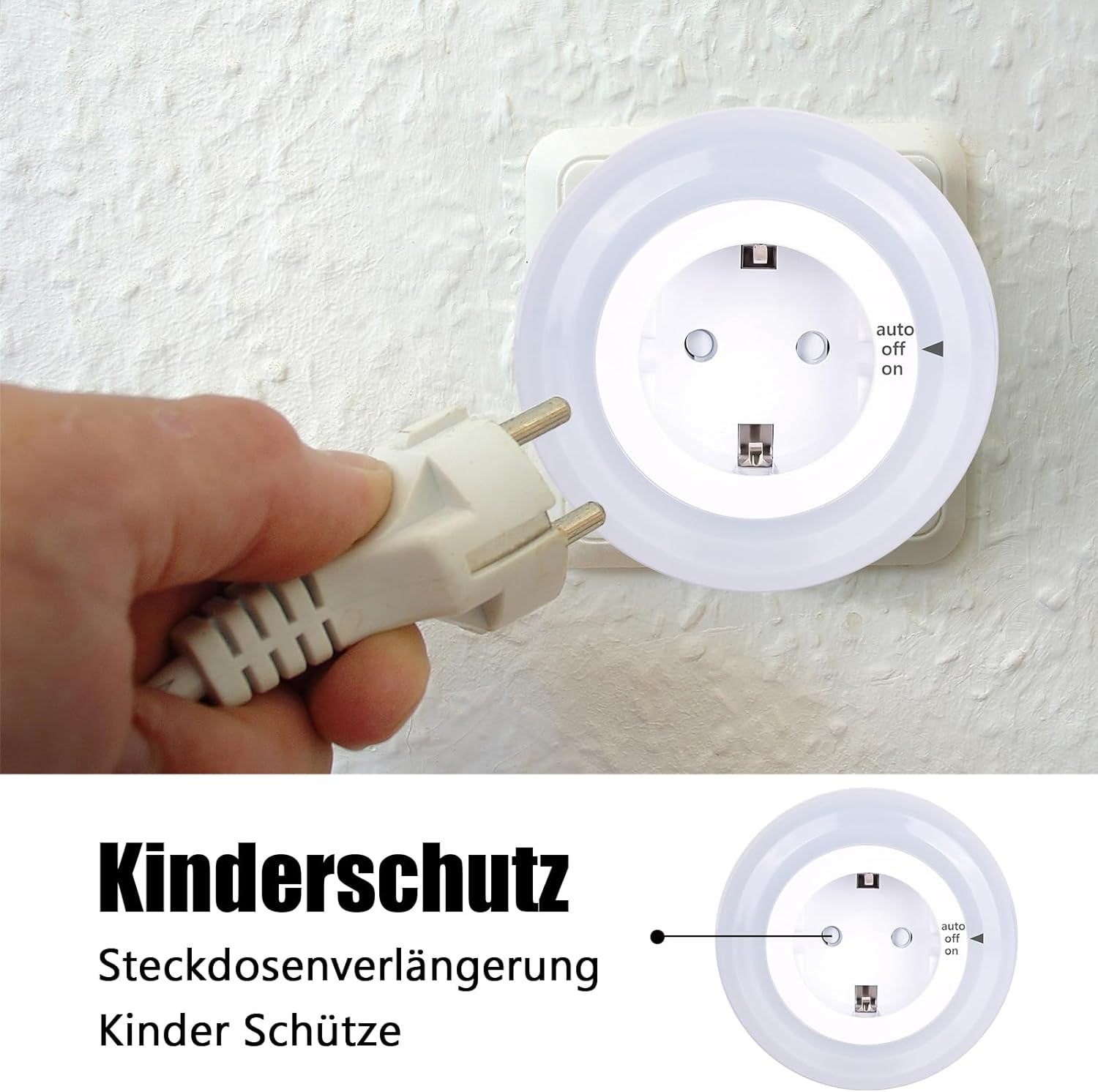 Eine Hand hält einen weißen Stecker vor eine Steckdose an einer weißen Wand.
