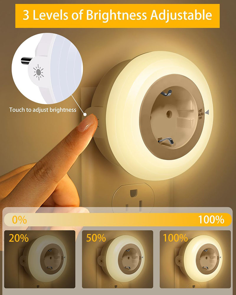 Ein Finger tippt auf eine Wandsteckdose mit LED-Nachtlicht, das in drei Helligkeitsstufen verstellbar ist.