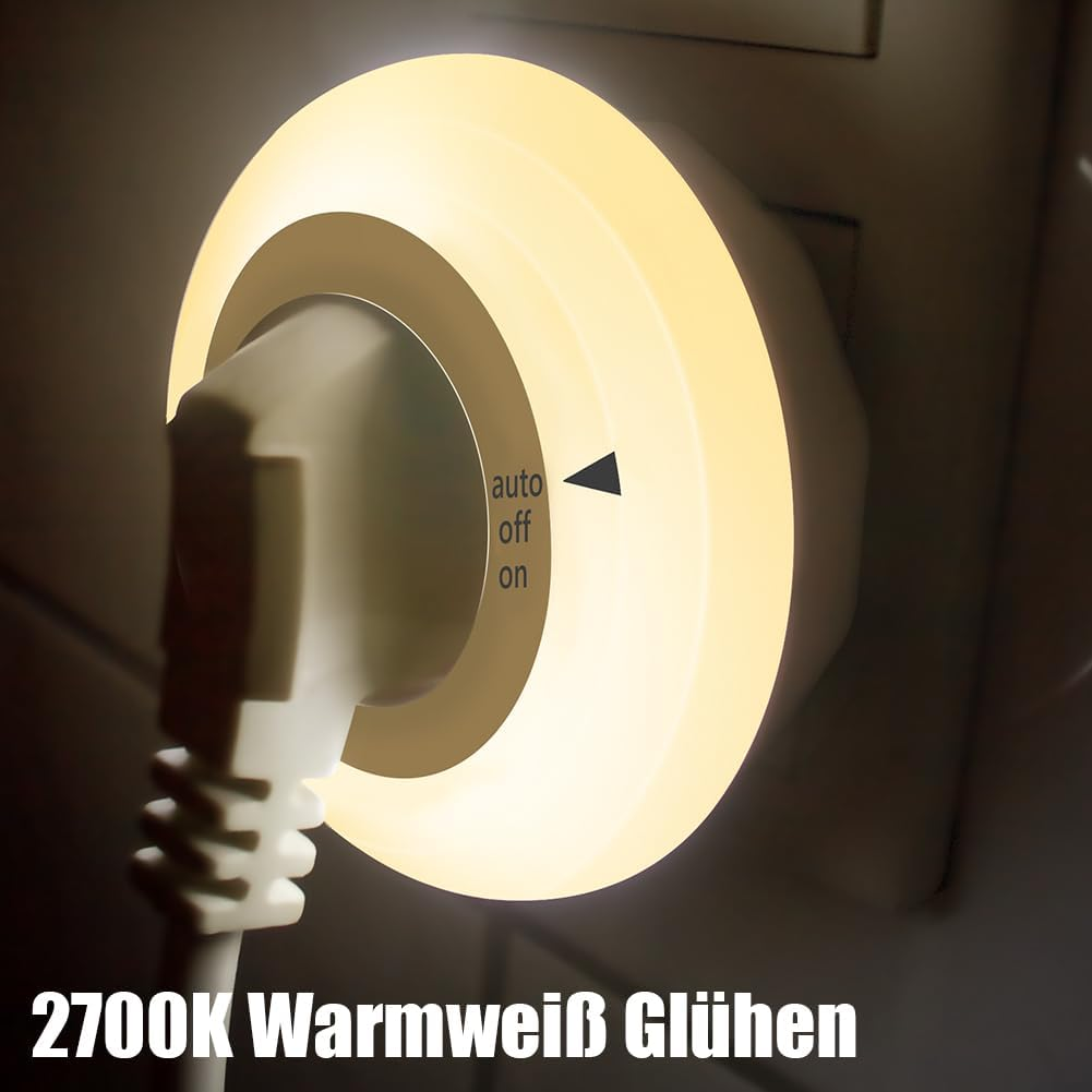 Ein weißes Steckdosen-Nachtlicht leuchtet warmweiß, während ein Stecker eingesteckt ist.