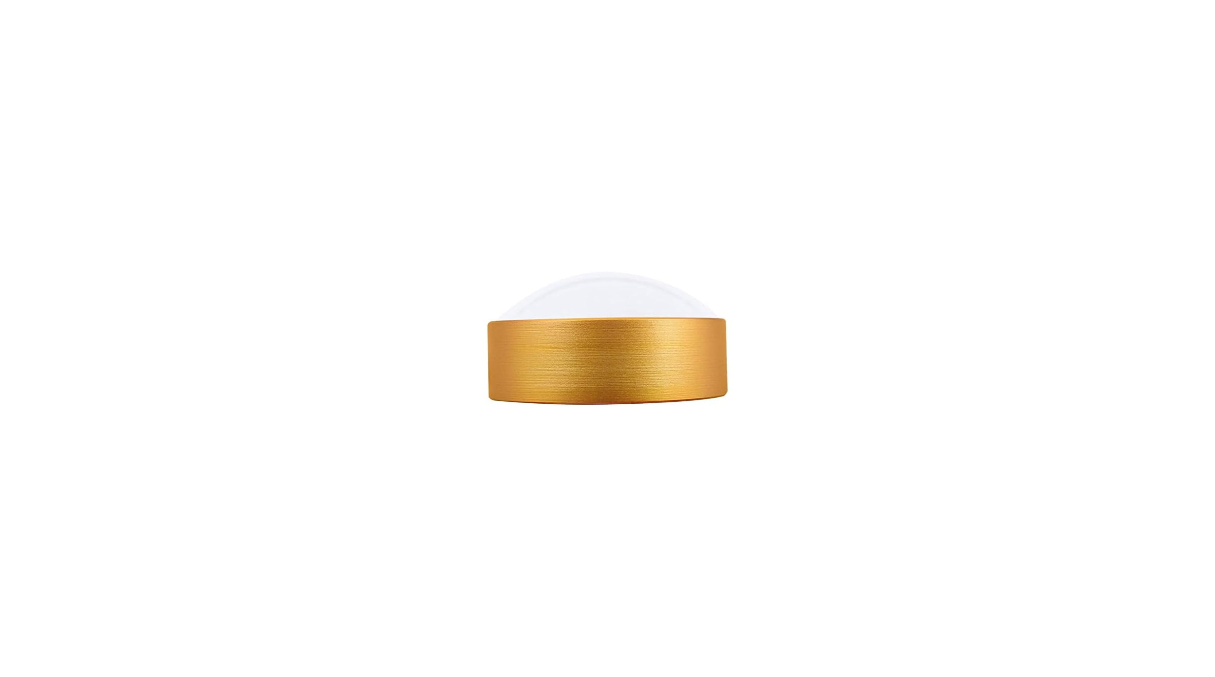 Eine runde, flache Leuchte mit einem goldenen Gehäuse und einer weißen Kuppel auf weißem Hintergrund.
