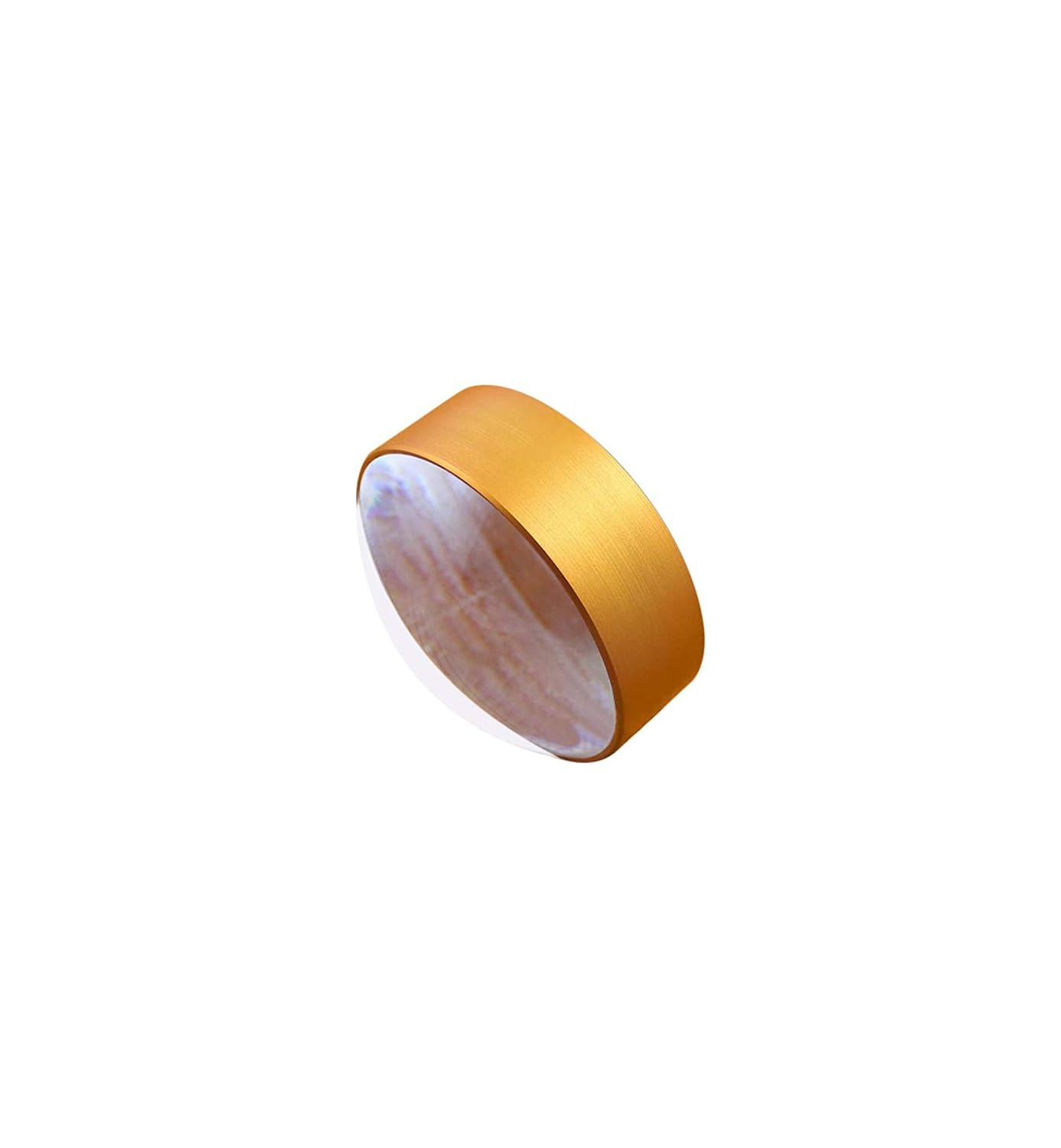 Ein zylindrischer Goldring mit Perlmutt-Einlage, aus einem Blickwinkel auf weißem Hintergrund.