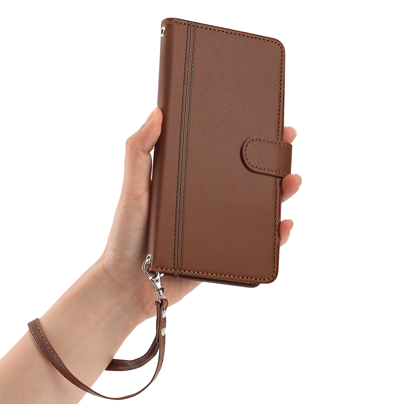 Eine Hand hält eine braune Leder-Handyhülle mit einer angebrachten Handschlaufe vor weißem Hintergrund.