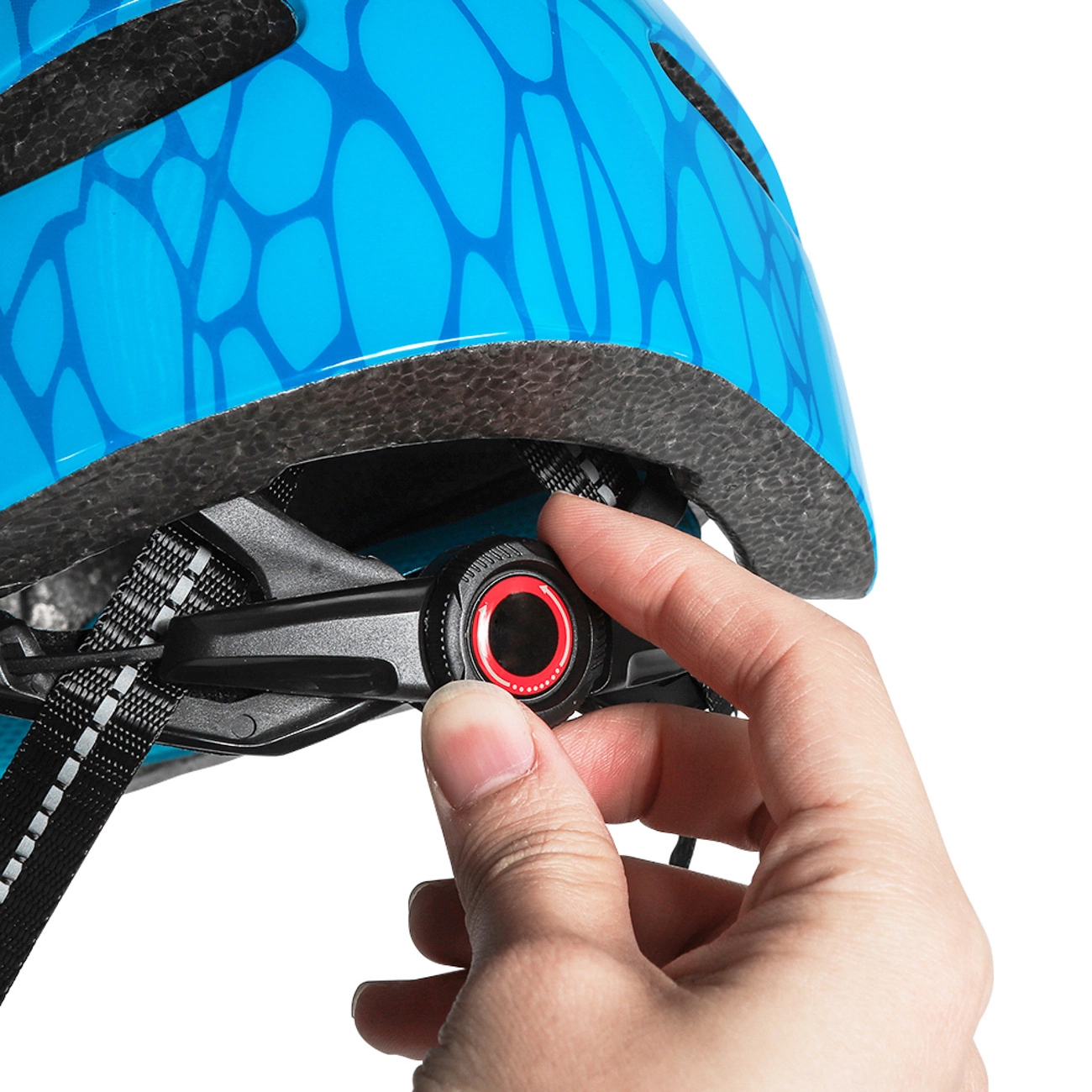 Una mano regola la rotella rossa sul sottogola di un casco da bicicletta blu.