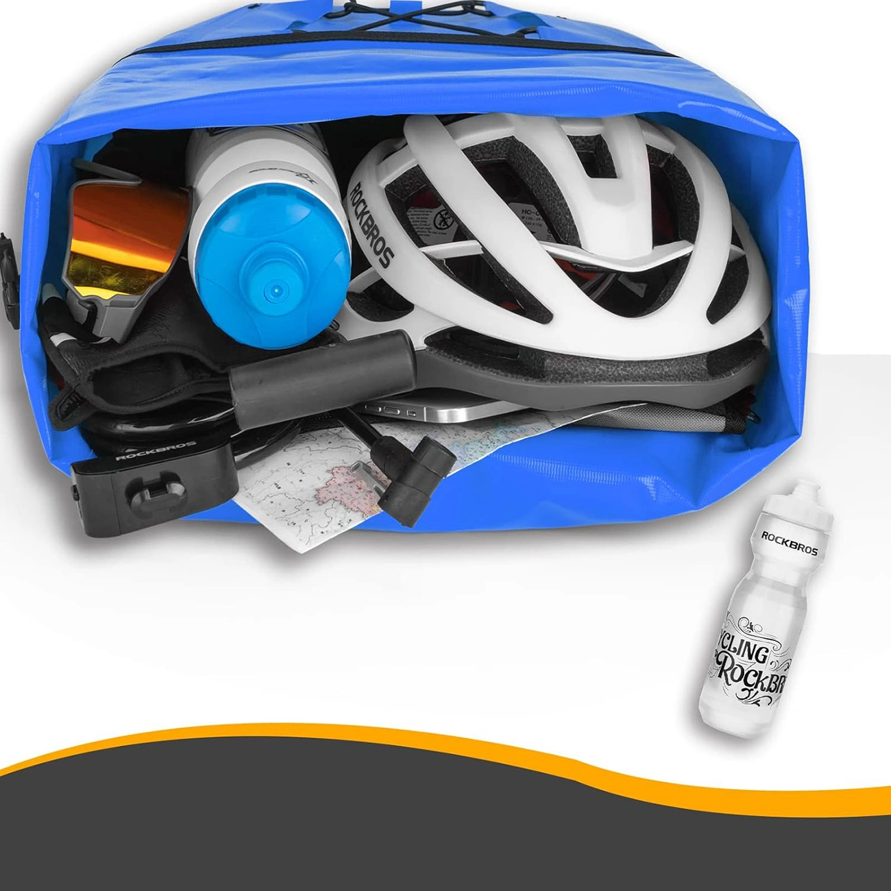Uno zaino blu aperto pieno di casco da bicicletta, borraccia, pompa e accessori per il ciclismo.