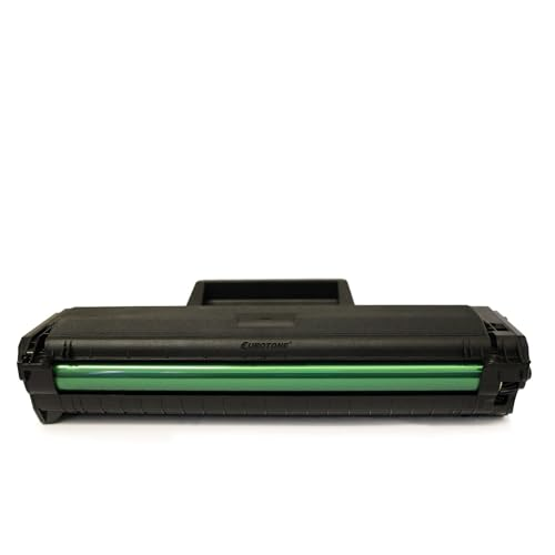 Eine schwarze Tonerkassette mit einer grün glänzenden Walze auf weißem Hintergrund.